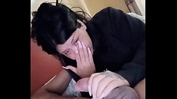 Mi hermanastro me obliga a chuparle la poya después que nos deja solos