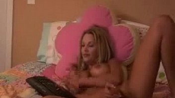 Cam chick masturbates in webcam j00