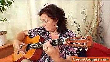 Corpulent czech mommy fingering pussy