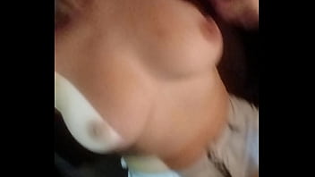 Mostrando meus peitos no rolê de carro com o gato