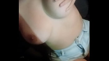 Mostrando meus peitos no rolê de carro com o gato