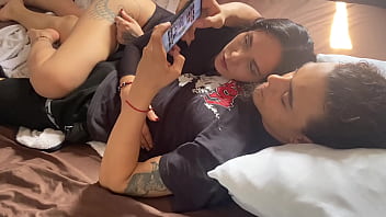 ¡ mi hermanastro esta jugando con su celular y yo le voy a chupar la polla hasta que pierda la partida porno en español