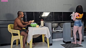 Transei com marido da minha amiga enquanto ela foi compra leite