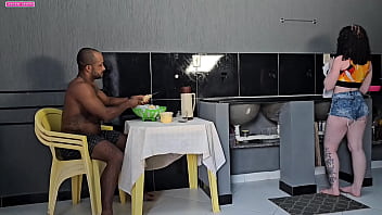 Transei com marido da minha amiga enquanto ela foi compra leite