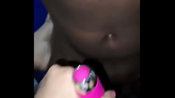 Negão socando forte na morena enquanto ela brinca com o vibrador