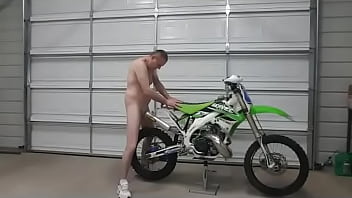 Kyjackoff2 boinks antoher bike