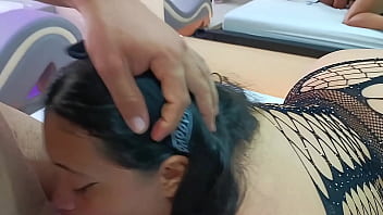 Descubro ala pcta de mi hermanastra en su trabajo me entrega su coño a cambio