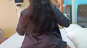 Descubro ala pcta de mi hermanastra en su trabajo me entrega su coño a cambio