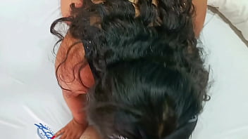 Descubro ala pcta de mi hermanastra en su trabajo me entrega su coño a cambio