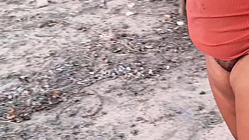 Mostrei minha bunda grande e minha bucetinha e publica