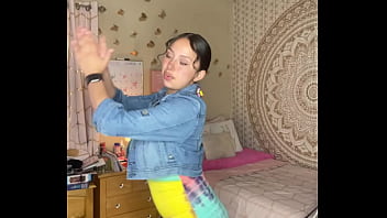Slutty tiktok slut twerking her ass
