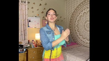 Slutty tiktok slut twerking her ass