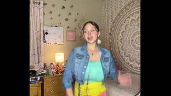 Slutty tiktok slut twerking her ass