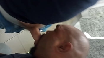 Trabalhandor Fazendo Banheirao Da Academia thumbnail
