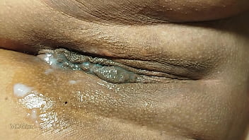 Putinha exibindo a bucetinha toda cheia de porra