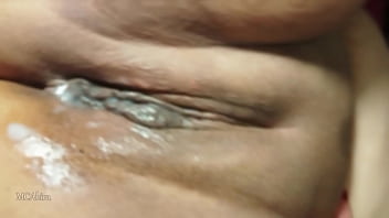 Putinha exibindo a bucetinha toda cheia de porra