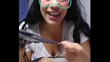 Jovencita hot nos muestra sus ropa interior en la camara