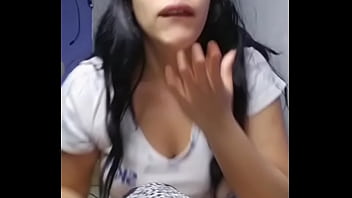 Jovencita hot nos muestra sus ropa interior en la camara