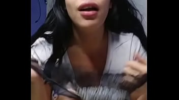 Jovencita hot nos muestra sus ropa interior en la camara