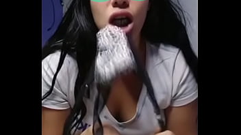 Jovencita hot nos muestra sus ropa interior en la camara