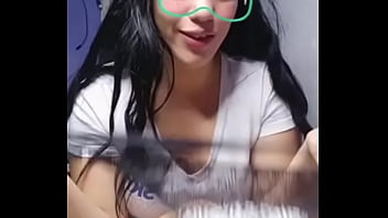 Jovencita hot nos muestra sus ropa interior en la camara