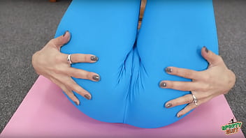 Bubble butt puffy cameltoe tiny waist big hips babe in tight leggings