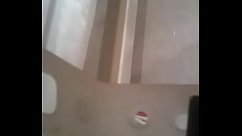 Mí hermana en el baño