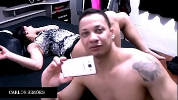 Tesuda gemendo alto enquanto leva sentada gostosa