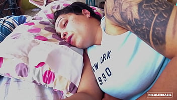 Acordei a safada com muito tesão chupando a buceta dela e coloquei ela pra mama Acordei a safada com muito tesão chupando a buceta dela e coloquei ela pra mama