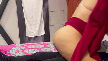 Secretaria culona cabalga la verga del mensajero de la empresa sin parar hasta sacarle toda la leche