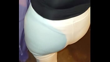 Madura usando hilo rojo en leggins transparentes captada en la calle