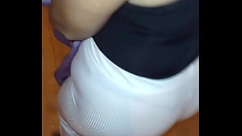 Madura usando hilo rojo en leggins transparentes captada en la calle