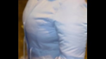 Madura usando hilo rojo en leggins transparentes captada en la calle