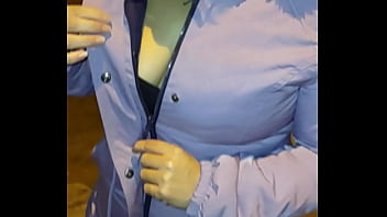 Madura usando hilo rojo en leggins transparentes captada en la calle