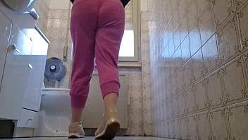 Real farts in fancy restaurant bathroom 4k