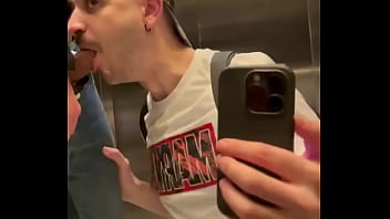 Mamadota en el ascensor