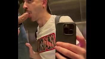 Mamadota en el ascensor