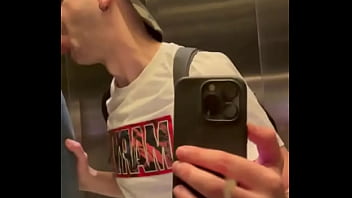 Mamadota en el ascensor