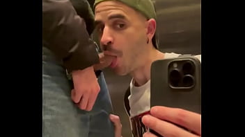 Mamadota en el ascensor