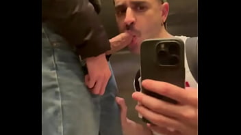 Mamadota en el ascensor