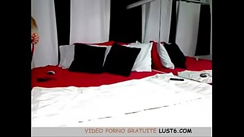 Doigts blonds elle même jusqu'à ce qu'elle jette sur la came