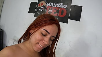 Ruiva em show de sensualidade