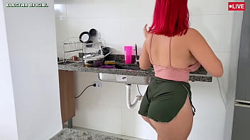 Contratei essa empregada e ela deixou escolher a roupa dela olha essa bunda gostosa