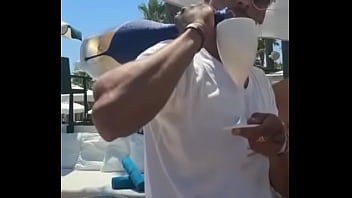 Retrouve moi pour du hard îte de mouchoirs obligatoire