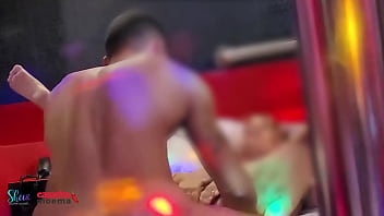 Comendo a casada de pé na cama com o cuckold olhando