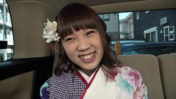 成人式帰りの隠れ爆乳gカップ20歳 記念撮影と称してハメ撮りを撮影 1