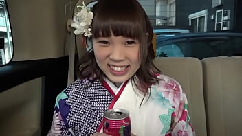 成人式帰りの隠れ爆乳gカップ20歳 記念撮影と称してハメ撮りを撮影 1