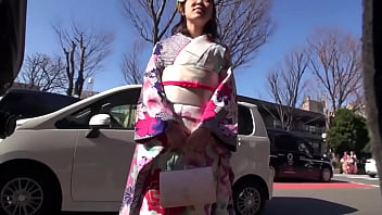 成人式帰りの隠れ爆乳gカップ20歳 記念撮影と称してハメ撮りを撮影 1