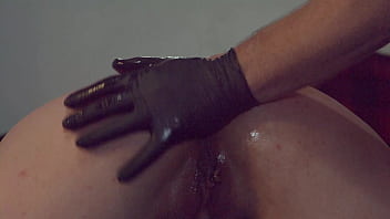 Porno slut gets her coochie stretched by a gloved fist