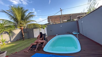 Não resistiu de tanto tesão que deixou escorregar pra dentro sem camisinha mesmo no pelo